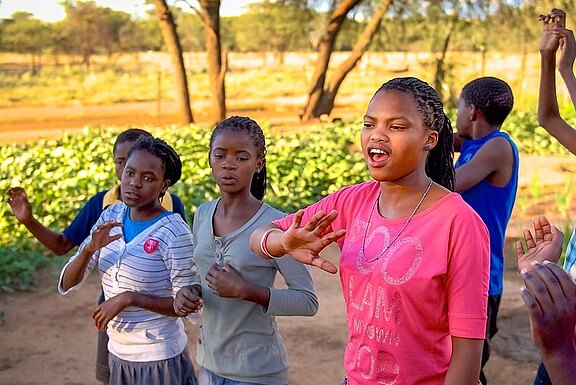 Singen und Tanzen in Ngatuve Vatere (© Peter Pack, Packsafari / Chamäleon)