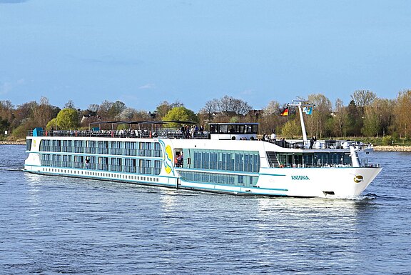 PHX_ALE_Aussen_Schiff_Totale_17042004_ANT_Antonia_Retusche_klein.jpg 